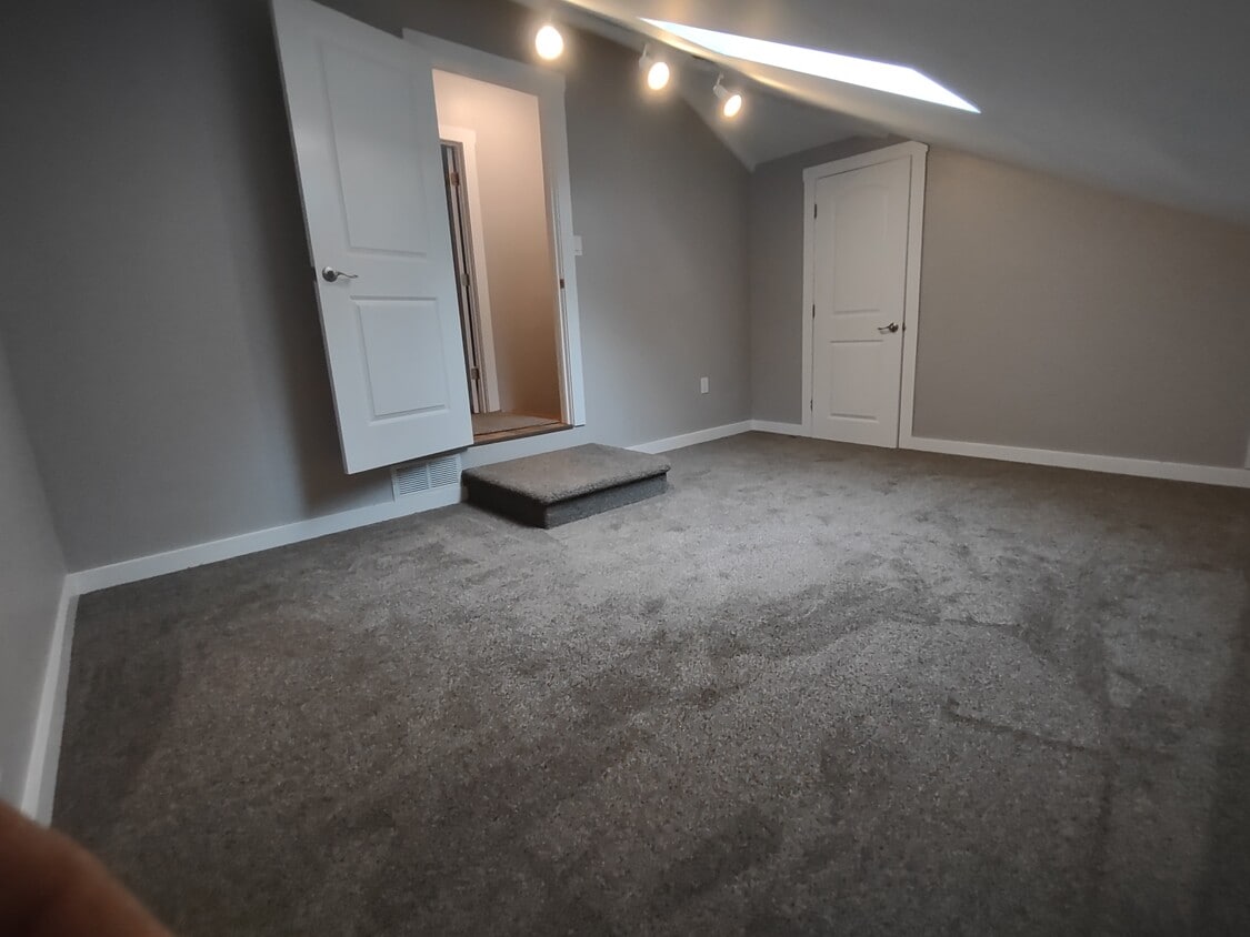 2nd floor bed - 8620 Salt Springs Rd