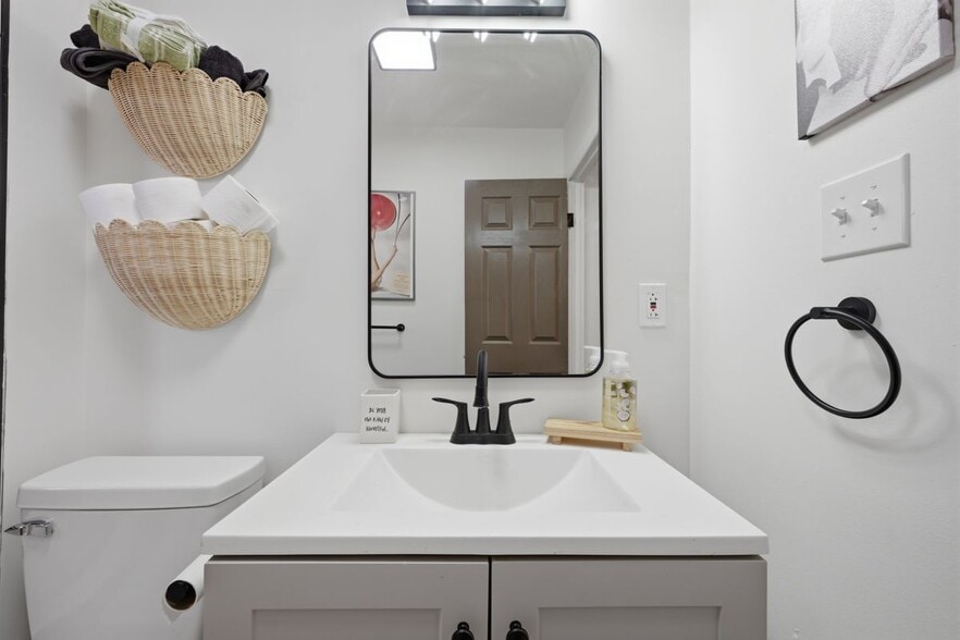 Building Photo - 106 Midway Oval