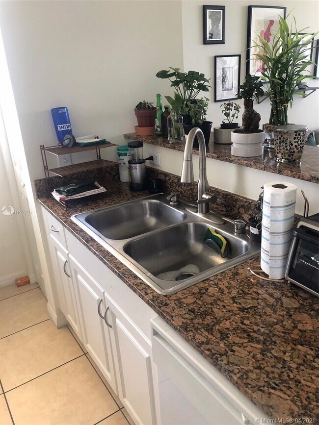 Building Photo - 215 SW 42nd Ave