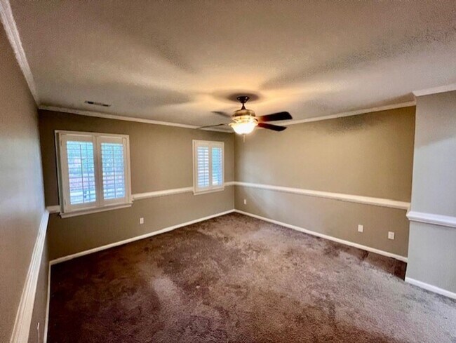 Building Photo - Colonial home with large yard