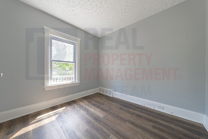 Building Photo - 2040 W 103rd St