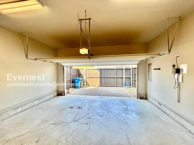 Building Photo - 4417 Villa Dr