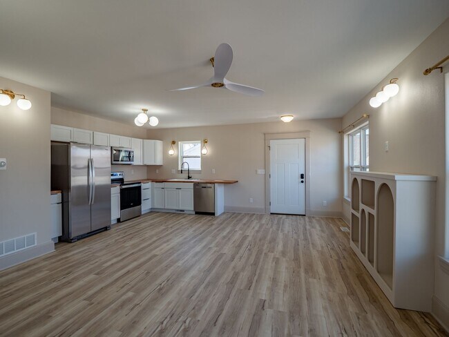Building Photo - 922