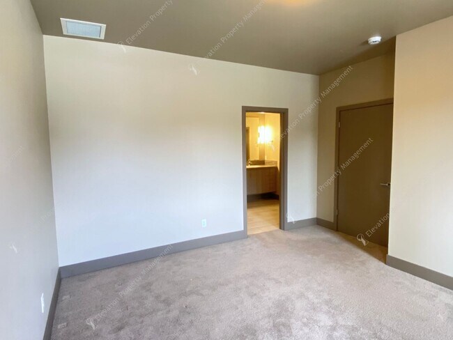 Building Photo - Designer-Finished Townhome Near COCC & NWX