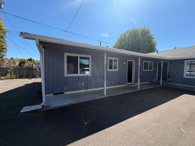 Building Photo - 2523 Pine Ln SE