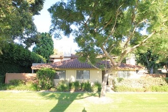 Building Photo - Charming 3-Bed, 2-Bath Single-Story Condo ...