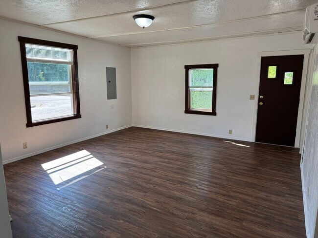 Building Photo - Charming 2-bedroom, 1-bath home in Cottage Grove!