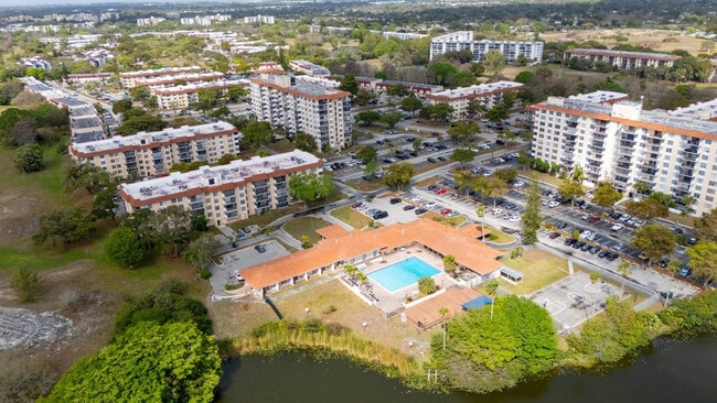 Building Photo - 4156 Inverrary Dr