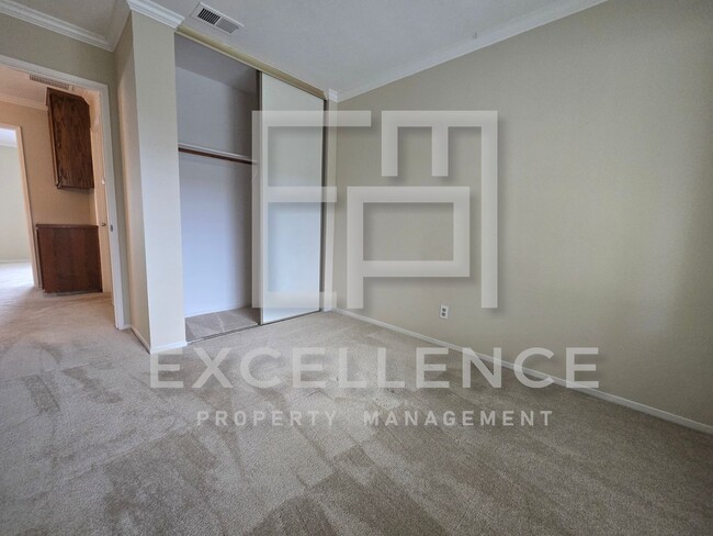 Building Photo - 3/1.5 Townhouse, 2 Car Garage, One Pet Neg...