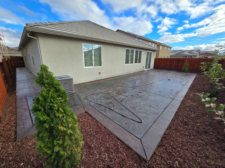 Building Photo - 1743 Shingle Ave