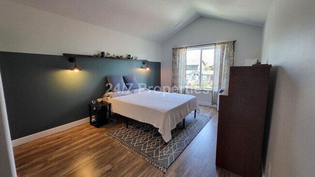 Building Photo - Stylish and Modern 3 BD | 2.5 BA Home - Mo...