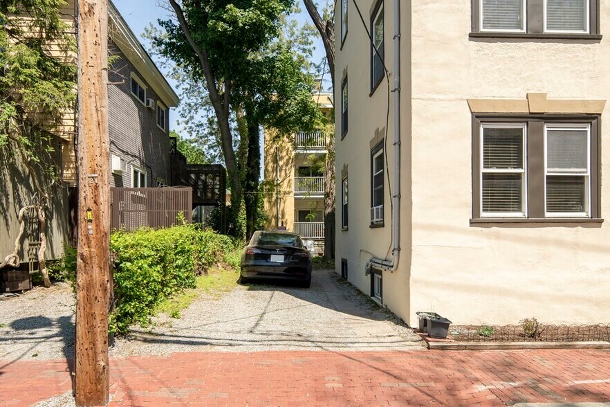 Building Photo - 31 Crescent St