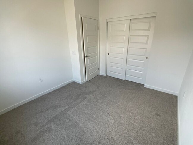 Building Photo - Camarillo 3 Bed 4 Bathroom Never Lived In Condo