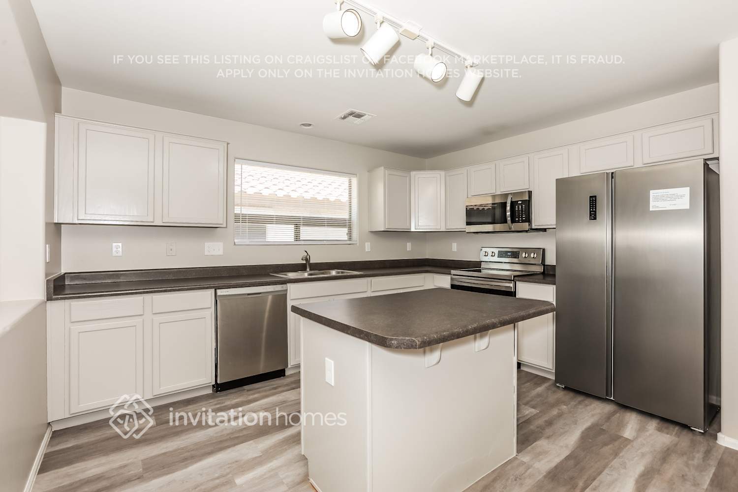 Building Photo - 1445 E Shari St