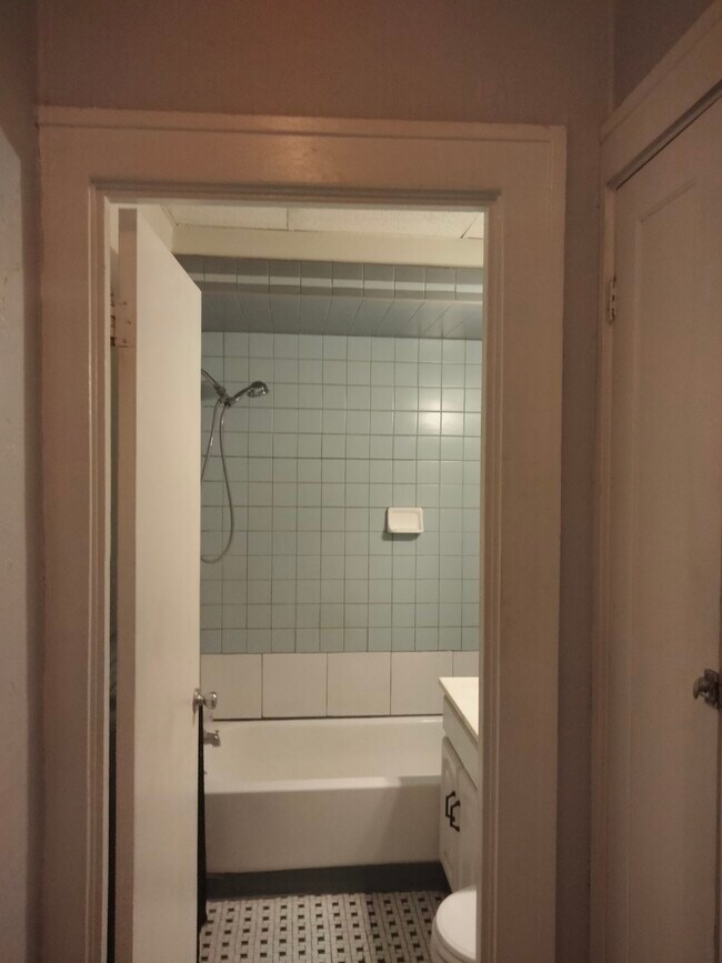 Building Photo - 1220 W 104th St