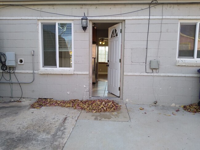 Building Photo - Mountain View 2 Bedroom 1 Bath Duplex on a Hill