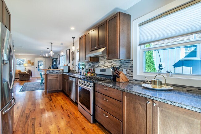 Building Photo - Fully Furnished