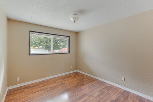 Building Photo - THREE BEDROOM IN MINT VALLEY
