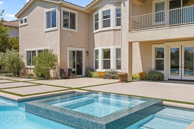 Building Photo - Exquisite Luxury Living in the Moorpark Co...