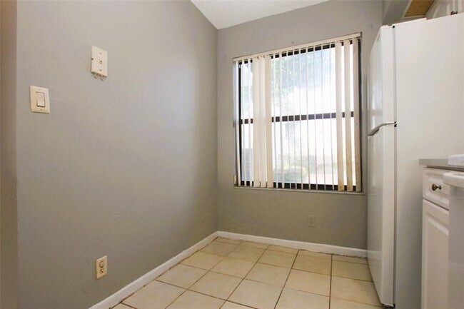 Building Photo - 217 Lake Pointe Dr