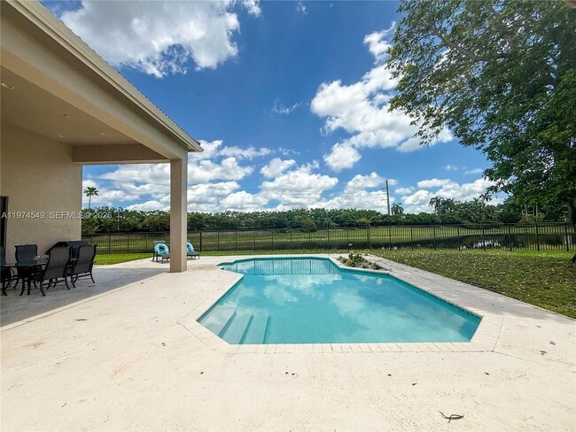 Building Photo - 400 Alexandra Cir