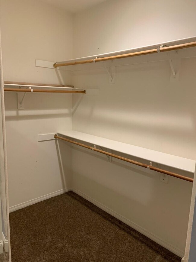 Building Photo - $1,000 Off First month's Rent - Lovely hom...