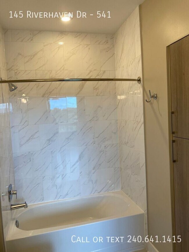 Building Photo - 145 Riverhaven Dr