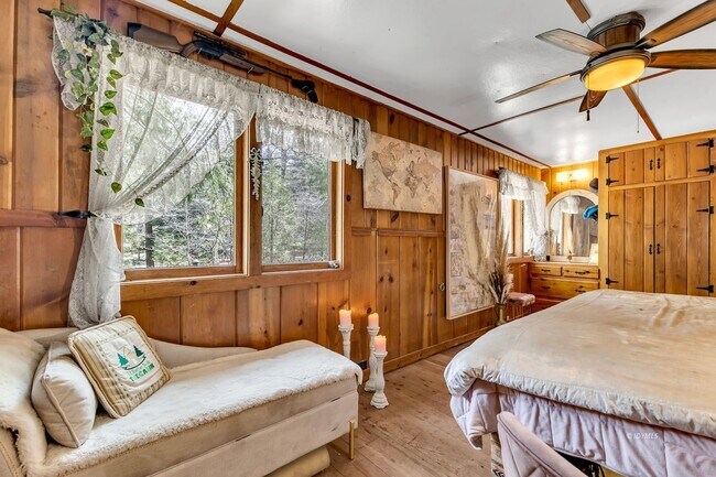 Building Photo - 3 bd 2 ba country cabin close to town