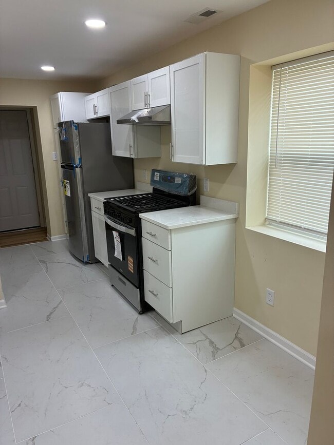 Building Photo - Stylish Renovated Home