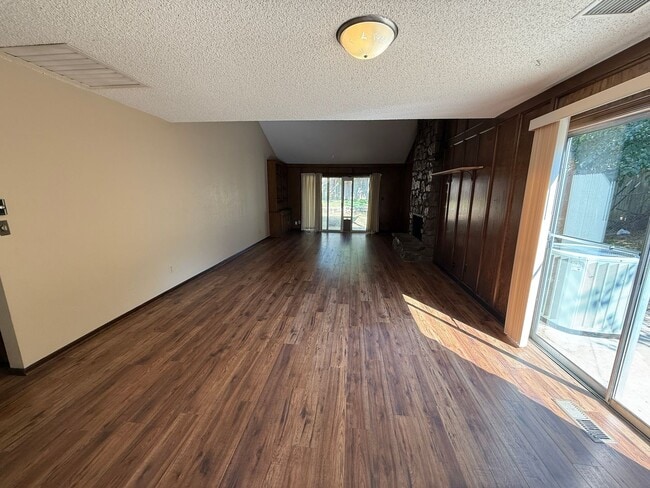 Building Photo - Vaulted Ceilings, Large Great Room! 3 bedr...