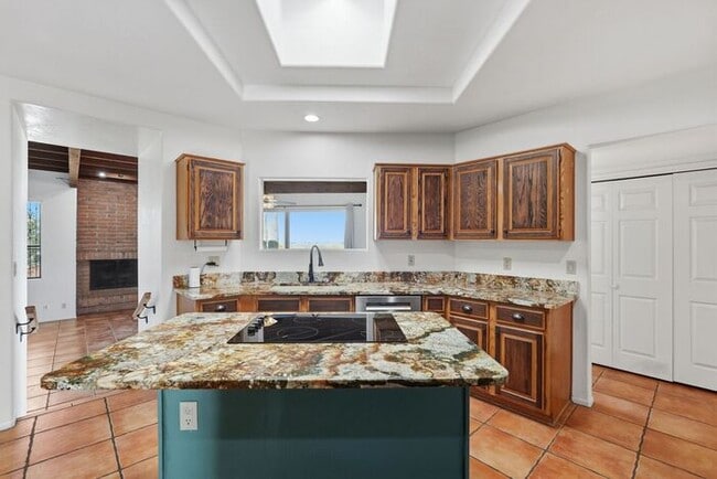 Building Photo - 770 N Lazy J Wy