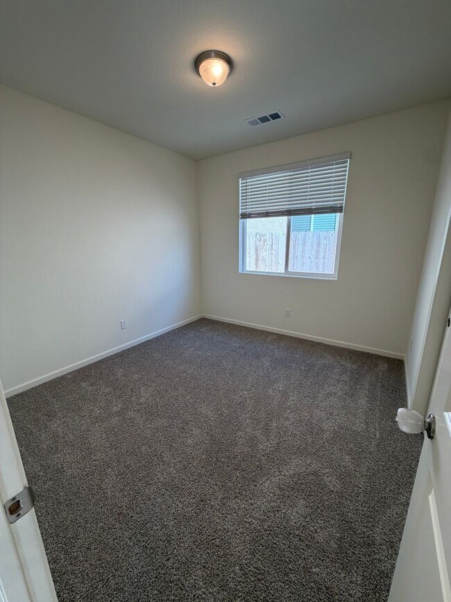 Building Photo - Beautiful Home for rent in Tulare!