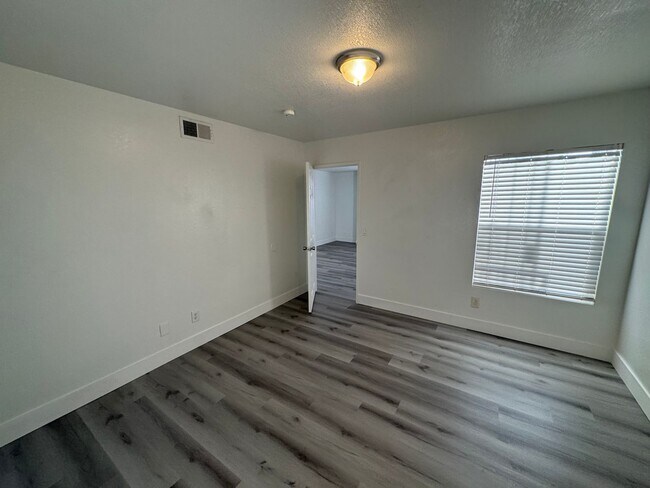 Building Photo - Bright spacious condo near Sunrise Mountain
