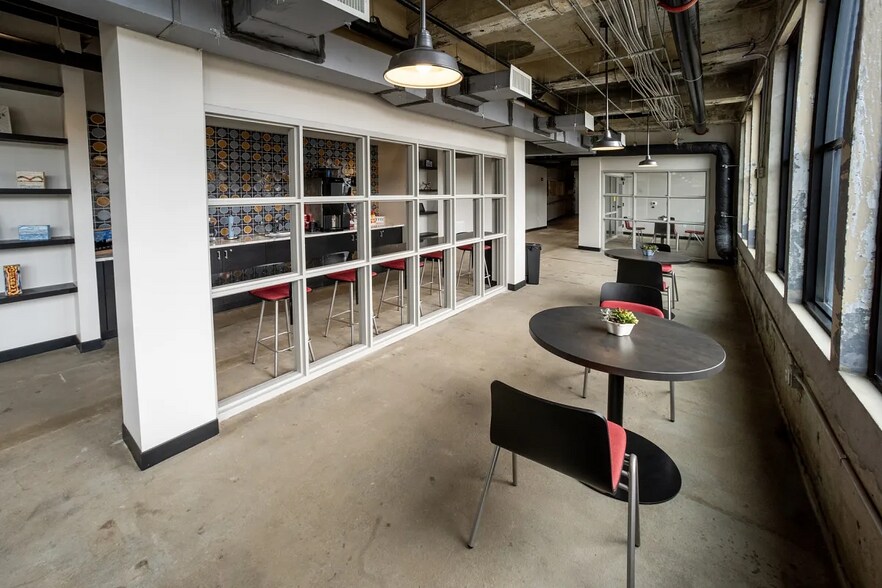 Building Photo - 711 N Front St