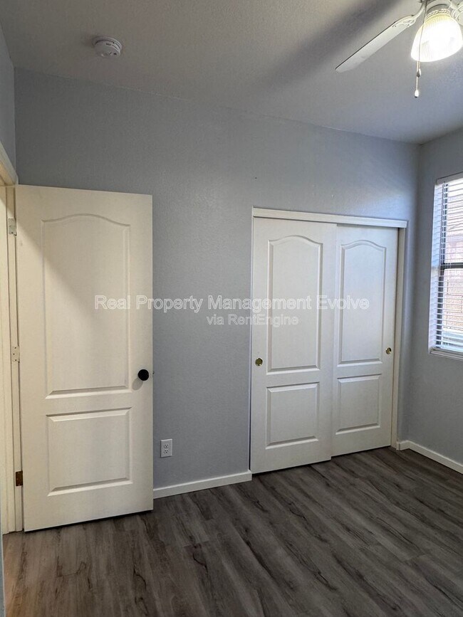 Building Photo - 5814 W Alice Ave