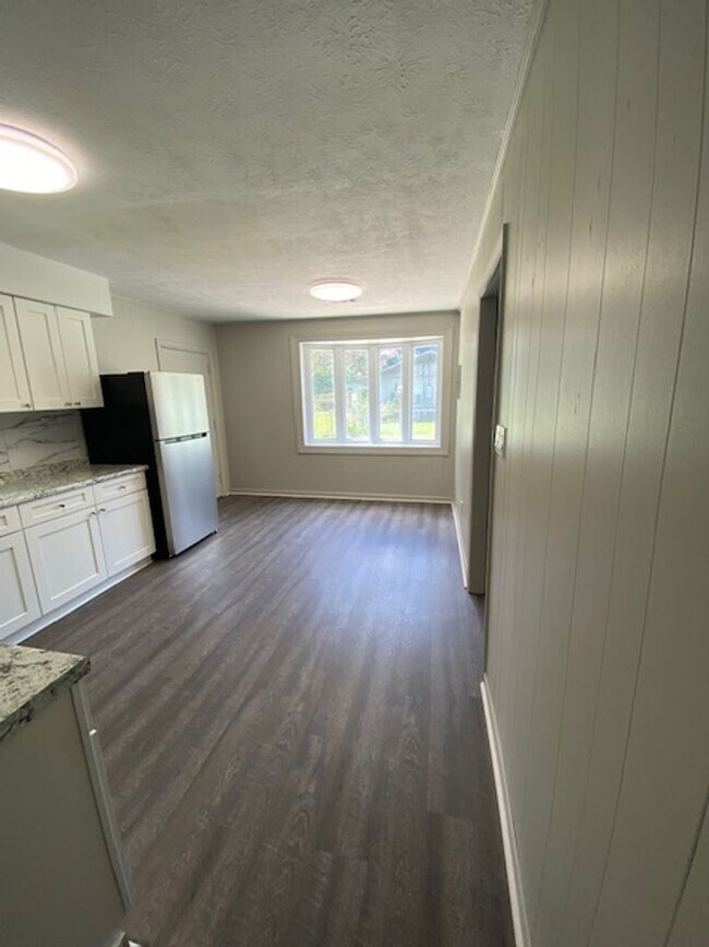 Building Photo - Quiet Living and close to the Back Gate