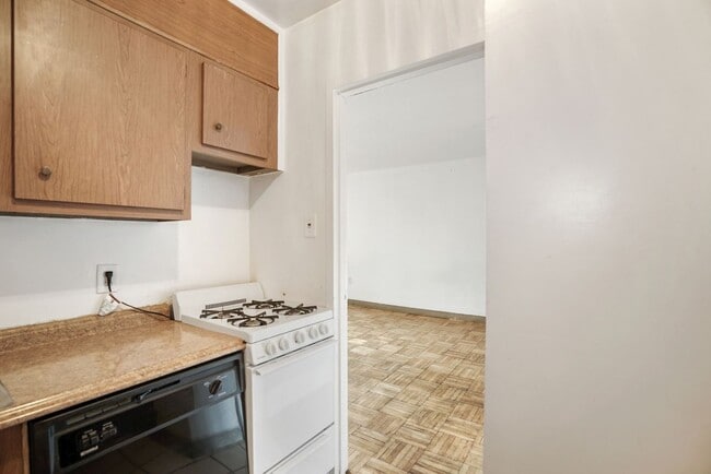 Building Photo - Charming & Bright Studio at River Place North