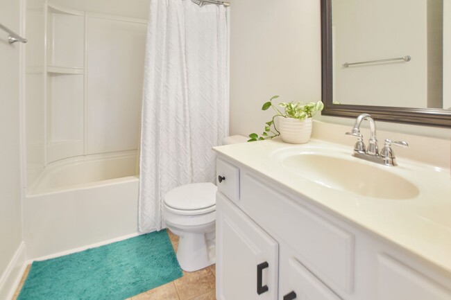 Building Photo - Pet Friendly Three Bedroom!