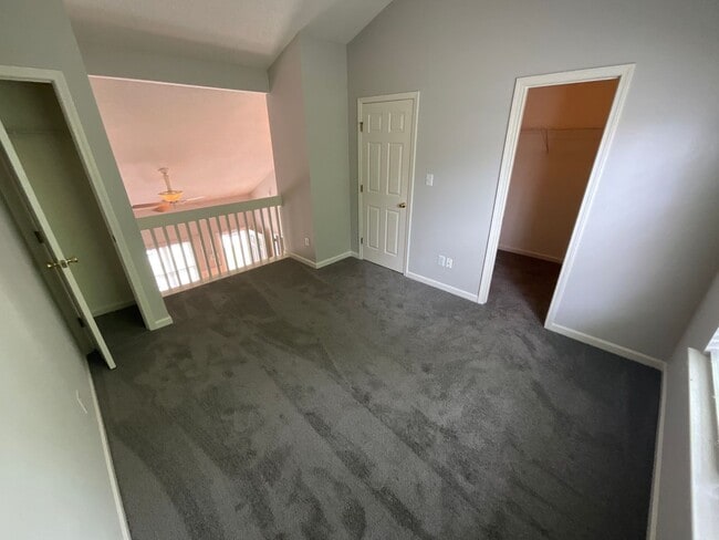 Building Photo - Charming 3 bedroom/2.5 bathroom End Unit i...