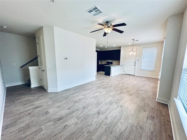Building Photo - 2216 Creekside Ln