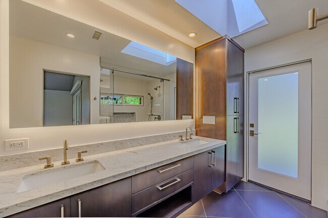 Building Photo - Luxurious Modern Living in the Heart of San Diego with Solar!