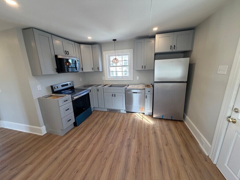 Building Photo - 319 Jewett St