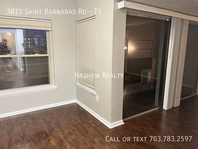 Building Photo - Lovely Updated 2 Bedroom 1 Full Bath Groun...