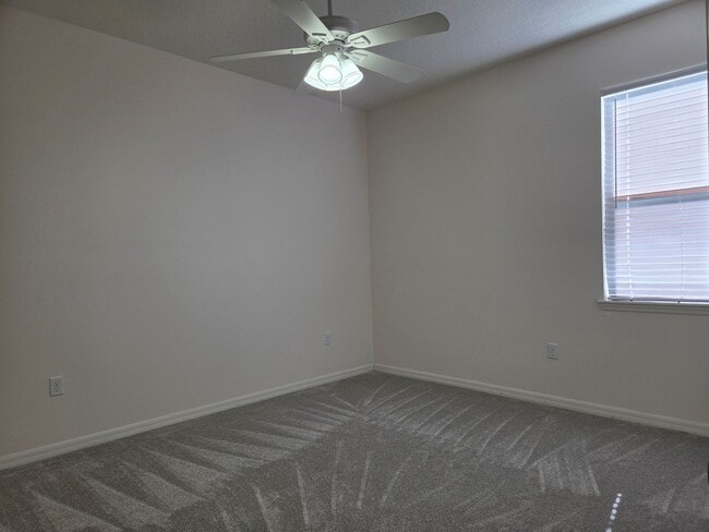 Building Photo - Pet Friendly Home in Southern Ridge