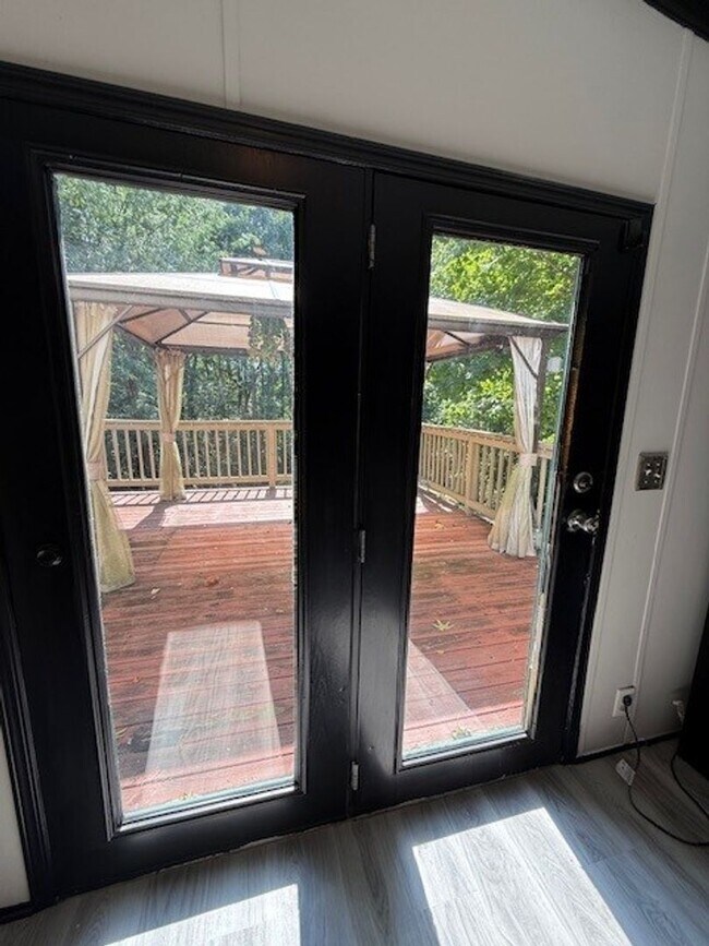 Building Photo - Available Now Spacious 3 Bedroom Home on P...