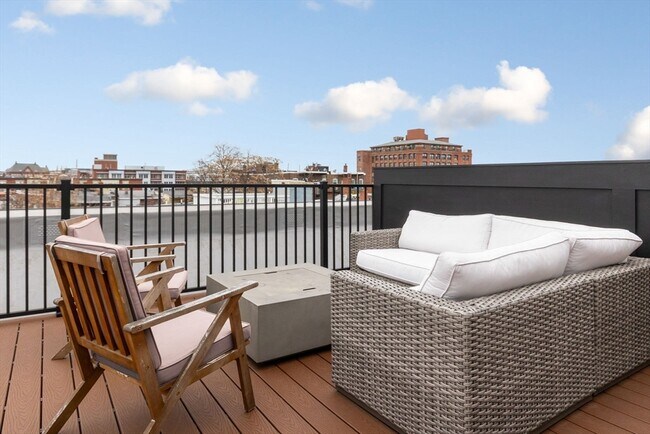 Building Photo - 202 Maverick St