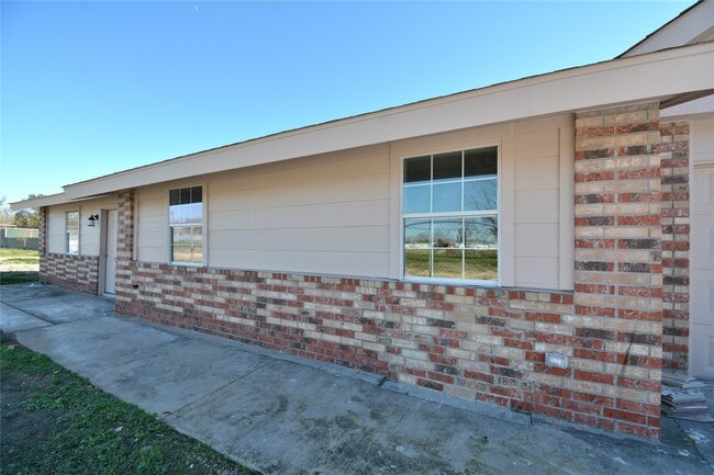 Building Photo - 3335 Lafferty Rd