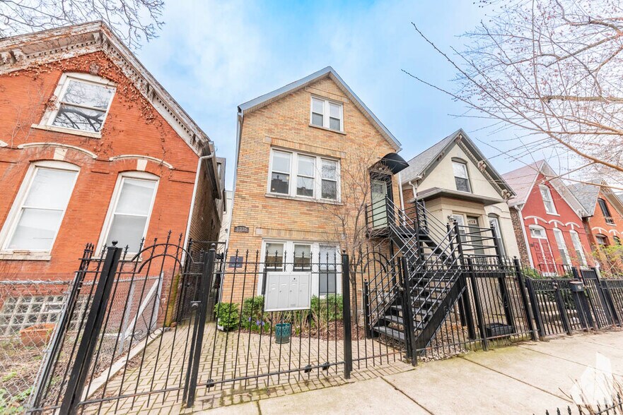 Building Photo - 2335 W Moffat St