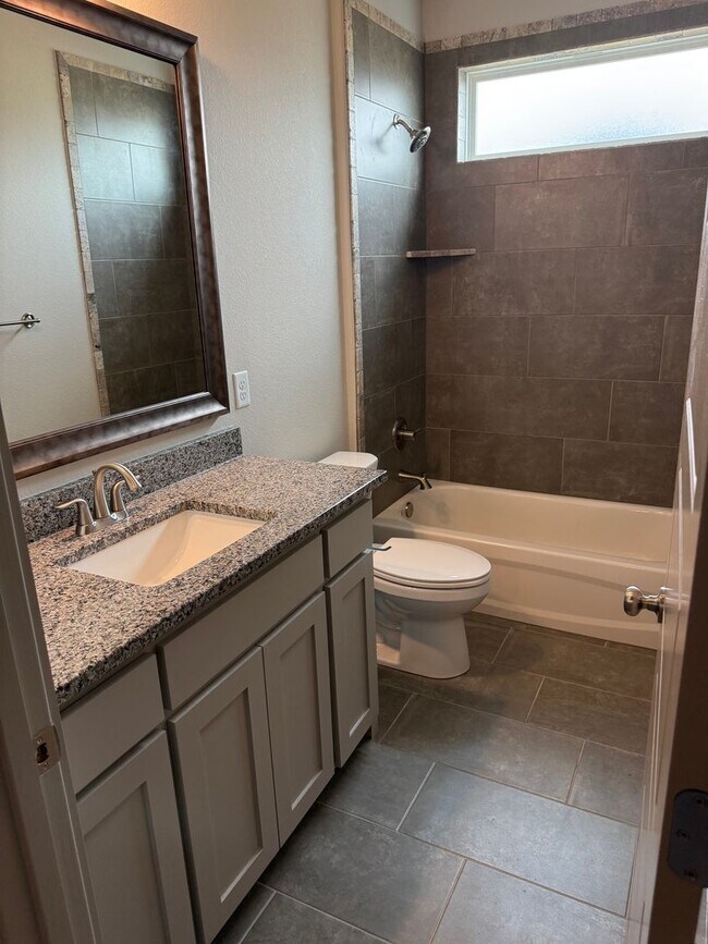 Building Photo - 3/2/2 Open concept and conveniently located for commuters