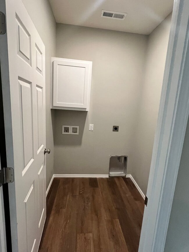 Building Photo - 3 bedroom 2 bath 2 car garage Bolivar MO